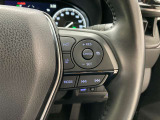 前方の車との車間を設定し、スピードを上げたり緩めたりを自動で行ってくれる追尾式の「レーダークルーズ」。上級装備の一つです!高級車にしかつかない嬉しい機能です。
