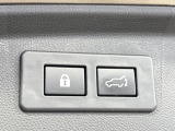 【パワーバックドア】スマートキーや運転席のボタンを押すだけでリアゲートが自動で開閉します!荷物を持っている時や、高い位置にあるバックドアを閉める際に便利な機能です♪