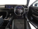 革巻きステアリングで快適な操作性の運転席です。