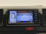 後退時に全方位カメラが作動し、周囲の状況が確認できます。