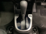 CVT車のセレクトレバーです。低速から高速まで、変速ショックのないスムーズな走りを実現するとともに、エンジン効率のよい領域を維持することで燃費にも貢献します。