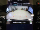 後方映像を11.6インチディスプレイに表示し、ステアリング連動ガイドラインが駐車をサポート。さらに後退時はリヤ4センサーが障害物を検知し、必要に応じてブレーキが作動します。