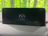 【10.25インチマツダコネクト】車内の雰囲気にマッチした大型ディスプレイ。スマホ接続でのナビ使用やBluetooth再生等、様々な機能が楽しめます。直感的なダイヤル操作が可能で、使い勝手も良好です。
