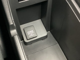 アームレスト内の収納ボックスにもアクセサリーソケットがつています。USBのアダプターなどをつければスマホの充電などにも使えます。ボックス内にスマートフォンを収納しながら充電もできるので便利です。