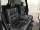 2列目シートは背もたれの角度調節ができるベンチシートになっております。長距離運転になってもゆったりとできるように、カップホルダー付きアームレストがついてます。