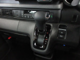 インパネシフトだから視線の移動も少なく足元もスッキリ。運転席もゆったりしているのでゆとりを持ってドライブできますね。パーキングブレーキはスイッチを引くだけで作動します。