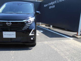 ヘッドライトの上向き下向きを自動で切り替えてくれます。対向車や前方の車にも迷惑をかけにくくなります。