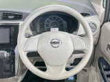 インテリアに合わせたデザインのステアリングは、運転される方のことも考え、運転しやすい形状、大きさです。是非一度、実際に触ってお確かめください。