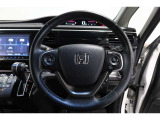 運転中もハンドルでの操作が可能です。特に高速道路等の目が離せない運転時には、便利さだけでなく、安全性も兼ね備えております。