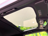 【ガラスルーフ】ガラスルーフ搭載で車内の解放感が一気にアップ!開放的なドライブをお楽しみいただけます。