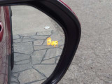 {ブラインドスポットモニター}隣の車線を走る車両をレーダーで検知し、ドアミラーに搭載されたLEDインジケーターが点灯し注意を喚起してくれます。