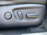運転席シートは電動パワーシートです!自分に合ったシートポジションがラクラク調整できます!
