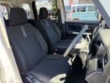 運転席シート廻りは使用感も少なく、良好な状態となっています。前オーナー様が丁寧に使っていたことがよくわかりますね。