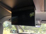 【13.2型有機ELフリップダウン】三列目からでも迫力のエンタメが観れる大画面フリップダウン。有機ELのモニターでは、一般的なフリップダウンよりも高コントラストでキレイな映像を楽しめます。