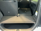 【ビッグラゲッジモード】後席を倒せばさらに広くフラットな空間に。荷室だけでは積みきれない大きな荷物にも対応できます。下段スペースも同時に使えるので、上段との積み分けも可能です。