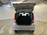 バックドアを上げた状態です。シートのアレンジ次第で荷室のスペースが広くなります!用途に合わせて快適な室内を!