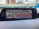 車体がシースルー(透過)して周囲の見通しを高めた設計の『360&deg;シースルービューモニター』を搭載。大きな車体でも、上空から見下ろす正確な視点で、狭い道や駐車をサポートします。