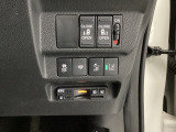 自社整備工場で点検整備をおこなってからお渡ししています。車検が残っている場合は『12ヶ月点検整備』を、車検整備付きの場合は『車検整備』をおこないます。整備費用は車両本体価格に含まれています。