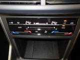 タッチコントロール式2ゾーンフルオートエアコンパネル。運転席、助手席それぞれ独立して温度管理が可能です。花粉やダストを除去するフレッシュエアフィルターも装備され、クリーンな室内環境を保ちます。