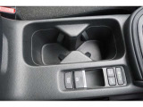 【ドリンクホルダー】センターコールには二つのドリンクフォルダーがございます!運転席と助手席の真横なので、飲みたい時にすぐ取れますよ♪
