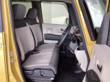 フロントシートはベンチシートです。ベンチシ―トは運転席と助手席の移動もスムーズ。狭い駐車場での乗り降りに便利です。