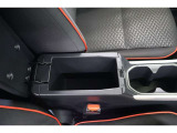 センターコンソールボックスを装備しています。姿勢を崩さず手の届きやすい場所にある収納は使いやすいですね。