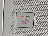 エアバッグ作動時や後突時、もしくは車内のSOSボタンを押した際に緊急通報オペレーターに連携し、救急・警察を手配します。更にオペレーターにも連携、お客様のご要望に応じてロードサービスの手配を行います。
