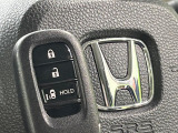 【Hondaスマートキー】カバンやポケットに入れたままでもドアの施錠・解錠が可能なスマートキーを装備。エンジンのオン・オフ時もカギを取り出す必要が無いからとっても便利です♪
