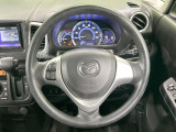 インテリアに合わせたデザインのステアリングは、運転される方のことも考え、運転しやすい形状、大きさです。是非一度、実際に触ってお確かめください。