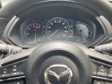 ステアリングスイッチで、先行車に自動追従するアダプティブクルーズコントロールが作動可能。設定した車速内での車間距離を自動で調整・維持。高速道路の渋滞時もアクセル・ブレーキ操作から解放されます。