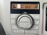 【オートエアコン】一度お好みの温度に設定すれば、車内の温度を検知し風量や温度を自動で調整。暑い&hellip;寒い&hellip;と何度もスイッチ操作をする必要はありません。快適な車内空間には必須の機能ですね♪