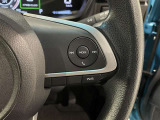 ステアリングスイッチ付きで、運転中に視線を前に向けたまま操作できます。