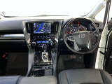 運転席周りのレイアウトをご覧ください。ナビゲーションが綺麗に装着されすっきり収まってますね!