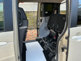 後席の座面を跳ね上げていただくと背の高い荷物も積載可能です。