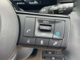 プロパイロットスイッチをONにして走行スピードを設定するだけで、ステアリングを自動制御で車線中央走行をキープ。車間距離をキープ。急な割り込みにもブレーキ操作なしでスピードをコントロール。