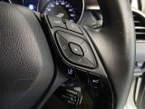 ステアリング右側には、運転支援機能を手元で操作できるスイッチ類を配置しています