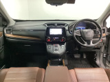 車内は光触媒抗菌消臭施工済です。インパネ周りはスタイリッシュなデザインで機能や装備も充実しています。グローブボックスやカップホルダーのほかにトレーなどたくさんの収納スペースが付いています。