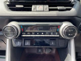 【エアコン】『エアコン装備』の画像になります。暑い夏でも寒い冬でも、車内に快適な空気を届けるので、いつでも快適な車内空間を創り上げます!