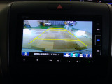 バックカメラの画像です。ガイドラインがスムースな車庫入れをサポートいたします。車庫入れの安心感がアップしますね。