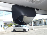 死角になりやすい車両後方を確認できるミラーもついています。