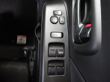 パワーウィンドウのスイッチですよ。 運転席に居ながら窓を開け閉めのコントロールできますよ。