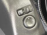 【電動格納ミラー】サイドミラーは電動格納式となっており、狭い駐車場でもキズがつくリスクを抑えられます。