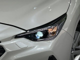 【LEDヘッドライト】悪天候や夜間走行時も良好な視界を確保し安心して運転できる高輝度LEDヘッドライトを装備!点灯速度が早く、消費電力も抑えられています。