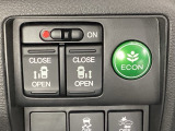リアドアは乗り降りに便利な両側電動スライドドアです。また運転席に座っていながらスイッチ操作で自在にスライドドアを開け閉めできます。燃費に役立つECONボタンもここです。