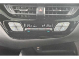 【左右独立エアコン】運転席と助手席でそれぞれお好みの温度設定が可能です。便利です♪
