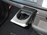 運転席と助手席の間にはドリンクホルダーがあります。取りやすい位置にありますからドライブも楽しくなりますね!