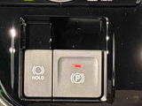 指先だけで簡単に操作が可能な電動パーキングブレーキを採用。「HOLD」スイッチを押すと、渋滞や信号待ちなどでブレーキペダルから足を離しても、ブレーキを保持するので安心です