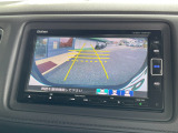 【バックカメラ】運転が苦手な方も車庫入れラクラク。ギアをリバースに入れれば自動的に切り換わりますので、面倒な操作は不要です。狭い駐車場も大切なお車を傷つけず安心です。