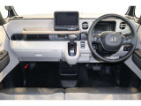 操作性に優れた運転席となります!小物入れや各ボタンの配置にこだわり、使いやすいです!座り心地もよく視認性も良好なのでロングドライブもお任せ下さい!