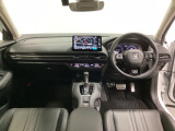 車内は光触媒抗菌消臭施工済です。インパネ周りはスタイリッシュなデザインで機能や装備も充実しています。グローブボックスやカップホルダーのほかにトレーなどたくさんの収納スペースが付いています。